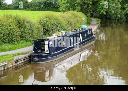 ELLESMERE, SHROPSHIRE, Royaume-Uni - JUILLET 12 : bateau étroit à Ellesmere, Shropshire, le 12 juillet 2021 Banque D'Images