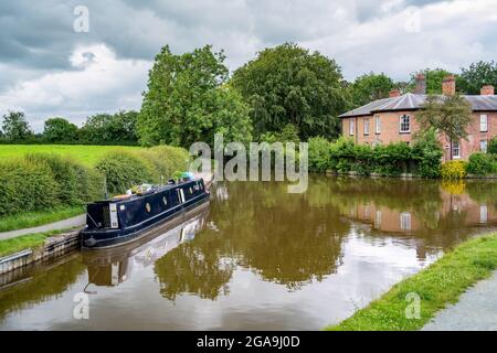 ELLESMERE, SHROPSHIRE, Royaume-Uni - JUILLET 12 : bateau étroit à Ellesmere, Shropshire, le 12 juillet 2021 Banque D'Images