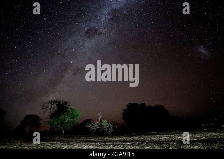 Panorama du ciel clair de nuit avec étoiles et milkway de via lactea Banque D'Images