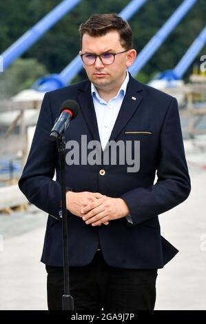 Kurow, Pologne. 29 juillet 2021. La Voivode de la petite Pologne Lukasz Kmita visite le site de construction d'un nouveau pont à Kurow près de Nowy Sacz dans la petite Pologne crédit: SOPA Images Limited/Alamy Live News Banque D'Images