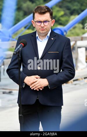 Kurow, Pologne. 29 juillet 2021. La Voivode de la petite Pologne Lukasz Kmita visite le site de construction d'un nouveau pont à Kurow près de Nowy Sacz dans la petite Pologne crédit: SOPA Images Limited/Alamy Live News Banque D'Images