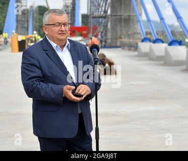 Kurow, Pologne. 29 juillet 2021. Le ministre des infrastructures, Andrzej Adamczyk, visite le site de construction d'un nouveau pont à Kurow, près de Nowy Sacz, dans la petite Pologne. Crédit : SOPA Images Limited/Alamy Live News Banque D'Images