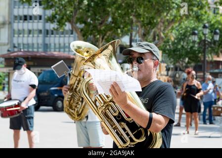 Valence, Espagne. 29 juillet 2021. Un musicien jouant une trompette pendant la démonstration.des musiciens de la bande musicale de Valence se sont réunis au Conseil municipal de Valence demandant de ne pas être transféré au Palau de la Musica après les nouvelles conditions de travail. Crédit : SOPA Images Limited/Alamy Live News Banque D'Images