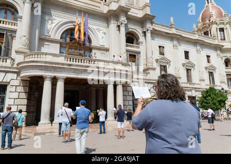 Valence, Espagne. 29 juillet 2021. Musiciens vus en train de jouer pendant la démonstration.des musiciens de la bande musicale de Valence se sont réunis au Conseil municipal de Valence demandant de ne pas être transférés au Palau de la Musica après les nouvelles conditions de travail. Crédit : SOPA Images Limited/Alamy Live News Banque D'Images