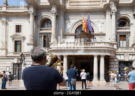 Valence, Espagne. 29 juillet 2021. Un musicien jouant une trompette pendant la démonstration.des musiciens de la bande musicale de Valence se sont réunis au Conseil municipal de Valence demandant de ne pas être transféré au Palau de la Musica après les nouvelles conditions de travail. Crédit : SOPA Images Limited/Alamy Live News Banque D'Images