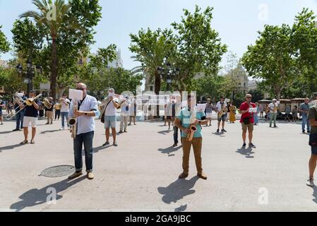 Valence, Espagne. 29 juillet 2021. Musiciens vus en train de jouer pendant la démonstration.des musiciens de la bande musicale de Valence se sont réunis au Conseil municipal de Valence demandant de ne pas être transférés au Palau de la Musica après les nouvelles conditions de travail. Crédit : SOPA Images Limited/Alamy Live News Banque D'Images