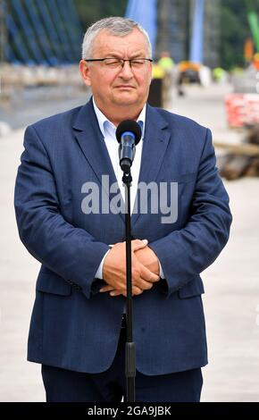 Kurow, Pologne. 29 juillet 2021. Le ministre de l'Infrastructure Andrzej Adamczyk visite le site de construction d'un nouveau pont à Kurow près de Nowy Sacz à Lesser Pologne crédit: SOPA Images Limited/Alamy Live News Banque D'Images