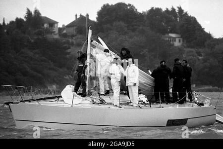 AJAXNETPHOTO. 1985. SOLENT, ANGLETERRE. - DÉBUT DE COURSE DE CANAL - LE YACHT DE L'ÉQUIPE DE COUPE ADMIRAL DU PORTUGAL AL GHARB RETOURNE À COWES AVEC LE MÂT CASSÉ DANS LES VENTS DE FORCE DE GALE. PHOTO:JONATHAN EASTLAND/AJAX REF:CHR85 23 25 Banque D'Images