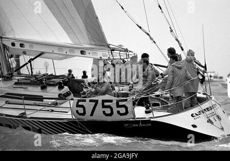 AJAXNETPHOTO. 1985. SOLENT, ANGLETERRE. - DÉBUT DE LA COURSE DE CANAL - NEW ZEALAND ADMIRAL'S CUP TEAM YACHT CANTEBURY DANS LES CONDITIONS MÉTÉOROLOGIQUES DIFFICILES AU DÉBUT. PHOTO:JONATHAN EASTLAND/AJAX REF:CHR85 6A 7 Banque D'Images