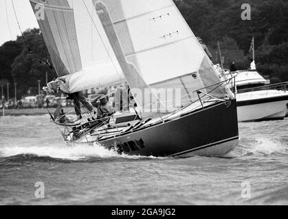 AJAXNETPHOTO. 1985. SOLENT, ANGLETERRE. - DÉBUT DE LA COURSE DE CANAL - NEW ZEALAND ADMIRAL'S CUP TEAM YACHT CANTEBURY DANS LES CONDITIONS MÉTÉOROLOGIQUES DIFFICILES AU DÉBUT. PHOTO:JONATHAN EASTLAND/AJAX REF:CHR85 29A 13 Banque D'Images