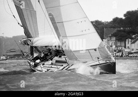 AJAXNETPHOTO. 1985. SOLENT, ANGLETERRE. - DÉBUT DE LA COURSE DE CANAL - NEW ZEALAND ADMIRAL'S CUP TEAM YACHT CANTEBURY DANS LES CONDITIONS MÉTÉOROLOGIQUES DIFFICILES AU DÉBUT. PHOTO:JONATHAN EASTLAND/AJAX REF:CHR85 30A 14 Banque D'Images