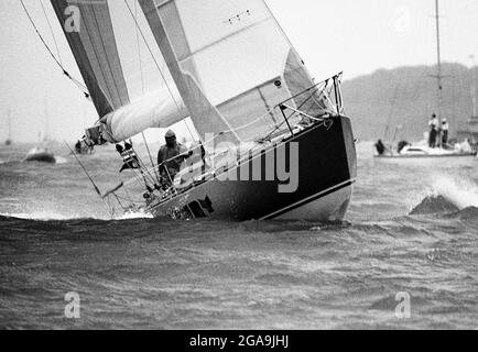 AJAXNETPHOTO. 1985. SOLENT, ANGLETERRE. - DÉBUT DE LA COURSE DE CANAL - NEW ZEALAND ADMIRAL'S CUP TEAM YACHT CANTEBURY DANS LES CONDITIONS MÉTÉOROLOGIQUES DIFFICILES AU DÉBUT. PHOTO:JONATHAN EASTLAND/AJAX REF:CHR85 33A 27 Banque D'Images