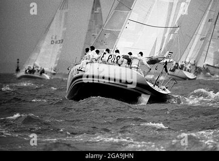 AJAXNETPHOTO. 1985. SOLENT, ANGLETERRE. - DÉBUT DE LA COURSE DE CANAL - L'ÉQUIPE DE COUPE DE L'AMIRAL FRANÇAIS YACHT FIERE LADY DANS LE MAUVAIS TEMPS AU DÉBUT. PHOTO:JONATHAN EASTLAND/AJAX REF:CHR85 10A 17 Banque D'Images
