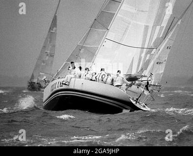 AJAXNETPHOTO. 1985. SOLENT, ANGLETERRE. - DÉBUT DE LA COURSE DE CANAL - L'ÉQUIPE DE COUPE DE L'AMIRAL FRANÇAIS YACHT FIERE LADY DANS LE MAUVAIS TEMPS AU DÉBUT. PHOTO:JONATHAN EASTLAND/AJAX REF:CHR85 11A 16 Banque D'Images