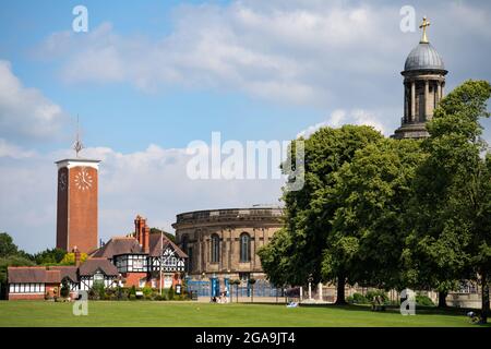 SHREWSBURY, SHROPSHIRE, Royaume-Uni - JUILLET 13 : vue de la tour de l'horloge de Market Hall et de l'église St Chads à Shrewsbury, Shropshire, Angleterre, le 13 juillet 2021. Unide Banque D'Images