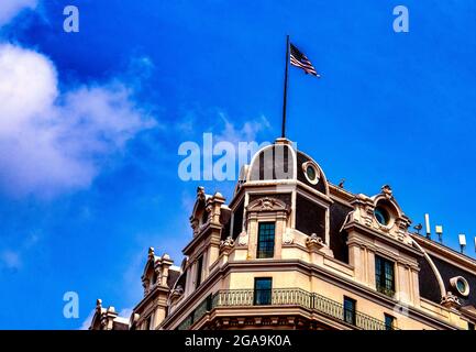 Drapeau sur le toit de l'hôtel Willard, à Washington DC. Banque D'Images