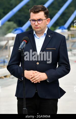 Kurow, Pologne. 29 juillet 2021. La voïvode la petite Pologne Lukasz Kmita visite le site de construction d'un nouveau pont à Kurow près de Nowy Sacz dans la petite Pologne (photo par Alex Bona/SOPA Images/Sipa USA) crédit: SIPA USA/Alay Live News Banque D'Images