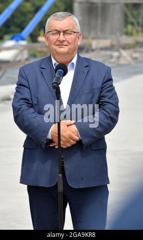 Kurow, Pologne. 29 juillet 2021. Le ministre de l'Infrastructure Andrzej Adamczyk visite le site de construction d'un nouveau pont à Kurow près de Nowy Sacz dans la petite Pologne (photo par Alex Bona/SOPA Images/Sipa USA) Credit: SIPA USA/Alay Live News Banque D'Images