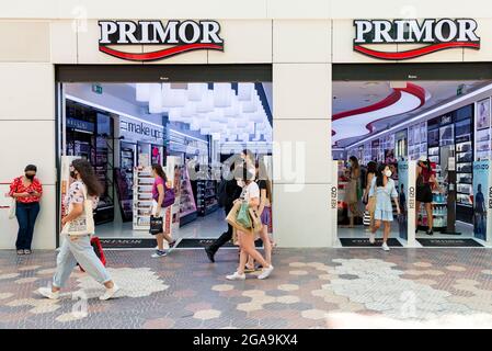 Valence, Espagne. 29 juillet 2021. Les gens marchent près du magasin de Primor à Valence. (Photo de Xisco Navarro/SOPA Images/Sipa USA) crédit: SIPA USA/Alay Live News Banque D'Images