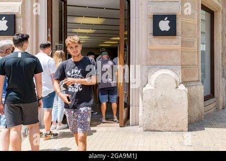 Valence, Espagne. 29 juillet 2021. Des gens font la queue dans un magasin Apple à Valence. (Photo de Xisco Navarro/SOPA Images/Sipa USA) crédit: SIPA USA/Alay Live News Banque D'Images