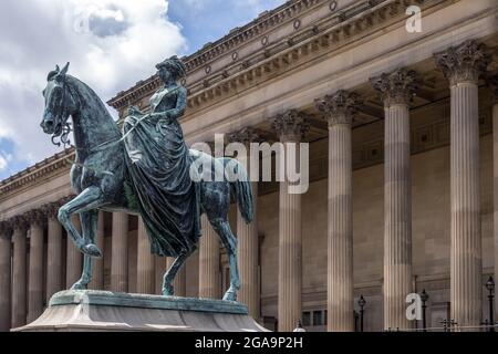 LIVERPOOL, Royaume-Uni - JUILLET 14 : Statue de la reine Victoria devant le St Georges Hall à Liverpool, Angleterre, Royaume-Uni, le 14 juillet 2021 Banque D'Images