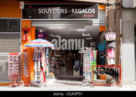 Valence, Espagne. 29 juillet 2021. Vue sur une boutique de souvenirs ouverte à Valence. (Photo de Xisco Navarro/SOPA Images/Sipa USA) crédit: SIPA USA/Alay Live News Banque D'Images