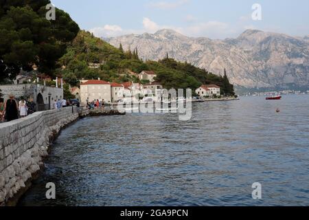 Perast, Monténégro - 20 juillet 2021 belle vue sur la mer bleue et la promenade avec les touristes dans la ville de Perest Banque D'Images