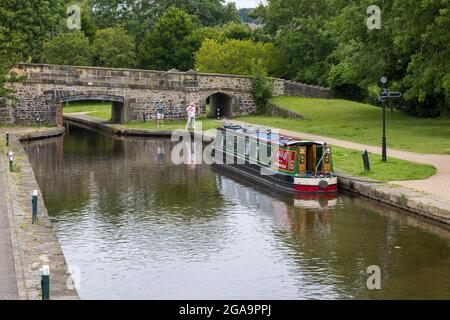 TREVOR, WREXHAM, PAYS DE GALLES - JUILLET 15 : vue sur le bassin de Trevor à Trevor, Wrexham, pays de Galles, Royaume-Uni le 15 juillet 2021. Deux personnes non identifiées Banque D'Images