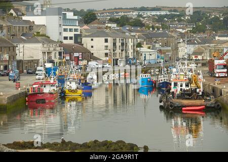 Dublin, Irlande - 07.27.2021: Bateaux de pêche commerciaux garés dans le port. Port de Wicklow, Irlande. Banque D'Images