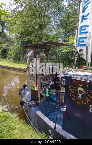 TREVOR WREXHAM, PAYS DE GALLES - JUILLET 15 : machine à café sur un bateau étroit près de Trevor, Wrexham, pays de Galles, Royaume-Uni le 15 juillet 2021 Banque D'Images