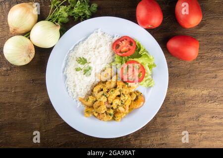 Gastronomie brésilienne. Assiette avec muqueca aux crevettes. Cuisine délicieuse du nord-est du Brésil Banque D'Images