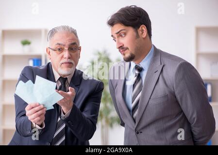Deux comptables masculins dans le concept de planification budgétaire sur le lieu de travail Banque D'Images
