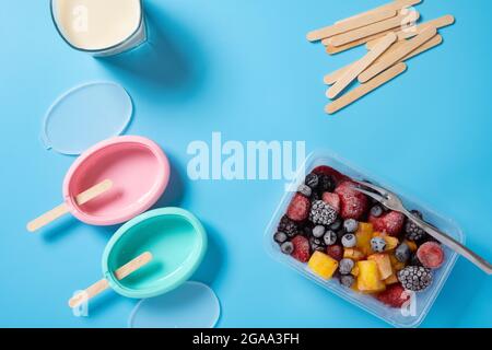 préparation de la popsicle de lait avec diverses tranches de fruits Banque D'Images