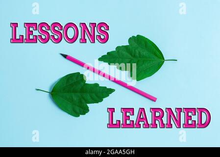 Inspiration montrant le signe leçons apprises. Les affaires présentent les connaissances ou la compréhension acquises par l'expérience deux objets disposés face à l'intérieur Banque D'Images