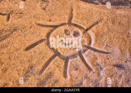 soleil heureux tiré dans le sable doré. horizontal, enfance Banque D'Images