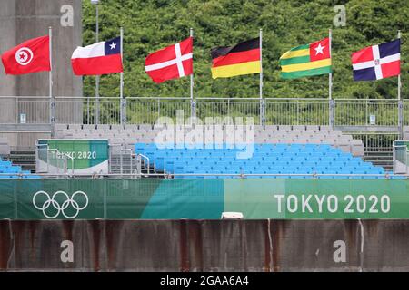 Tokio, Japon. 30 juillet 2021. Aviron : Jeux olympiques, les huit hommes, finale sur la voie navigable Sea Forest. Drapeaux des différentes nations avec l'Allemagne (3e de droite) volant au-dessus de la tribune vide. Credit: Jan Woitas/dpa-Zentralbild/dpa/Alay Live News Banque D'Images