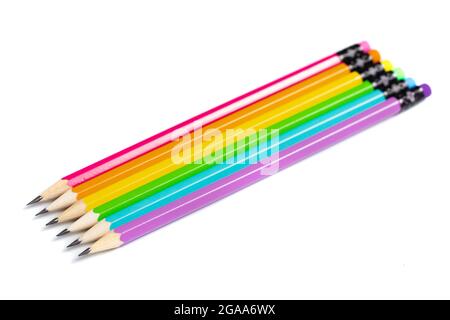 Jeu de crayons de couleur arc-en-ciel standard isolés sur un fond blanc Banque D'Images
