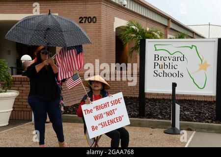 Viera, Comté de Brevard, Floride. ÉTATS-UNIS. 29 juillet 2021 UN très petit groupe de manifestants a bravé une tempête de tonnerre pour protester contre la réunion des conseils scolaires du comté de Brevard ce soir, car il est sur l'agité d'annuler sa politique de masque de none. Crédit photo : Julian Leek/Alay Live News Banque D'Images