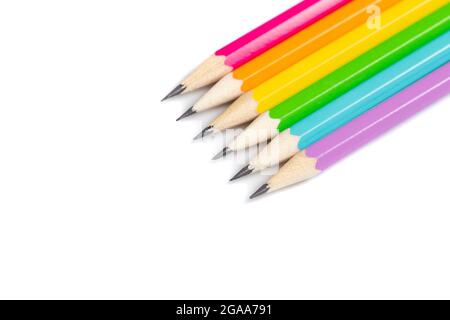 Jeu de crayons de couleur arc-en-ciel standard isolés sur un fond blanc Banque D'Images