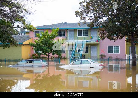 Les voitures et un appartement sont partiellement submergés à San Jose en Californie le 22 février 2017 après de fortes pluies ont conduit à des inondations dans la ville. Banque D'Images