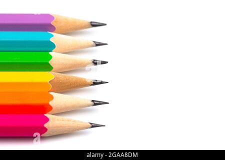 Jeu de crayons de couleur arc-en-ciel standard isolés sur un fond blanc Banque D'Images