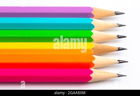 Jeu de crayons de couleur arc-en-ciel standard isolés sur un fond blanc Banque D'Images