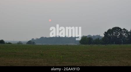 Brume fumée au-dessus de Cedar Falls, Iowa, en raison des feux de forêt dans le sud du Canada et l'ouest des États-Unis. Photos prises dans la soirée du 29 juillet 2021 Banque D'Images