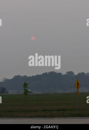 Brume fumée au-dessus de Cedar Falls, Iowa, en raison des feux de forêt dans le sud du Canada et l'ouest des États-Unis. Photos prises dans la soirée du 29 juillet 2021 Banque D'Images