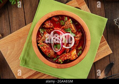 Assiette géorgienne chakhokhbili compotée de poulet Banque D'Images