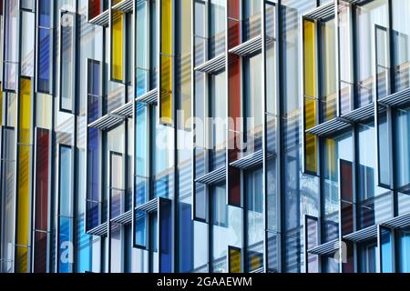 Des panneaux de verre verticaux multicolores font partie de la façade de l'hôtel Park Plaza Westminster Bridge à Londres. Banque D'Images