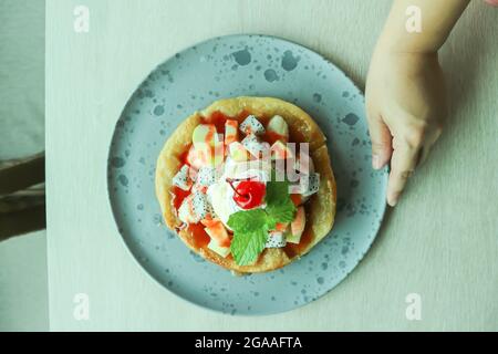 naan ou rôti, naan frits avec garniture aux fruits et à la crème glacée Banque D'Images