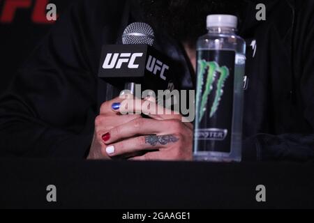 Las Vegas, Nevada, États-Unis. 29 juillet 2021. LAS VEGAS, NV - 29 JUILLET : Bryan Barberena apparaît à la conférence de presse avec ses ongles peints dans les couleurs du drapeau des États-Unis d'Amérique pendant l'UFC Vegas 33 : Journée des médias à l'UFC Apex le 29 juillet 2021 à Las Vegas, Nevada, États-Unis. (Photo de Diego Ribas/PxImages) Credit: PX Images/Alamy Live News Banque D'Images