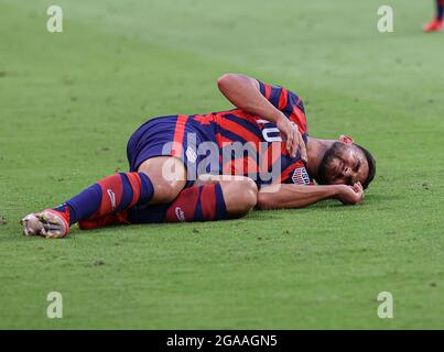 Austin, Texas, États-Unis. 29 juillet 2021. Le milieu de terrain des États-Unis CRISTIAN ROLDAN (10) après avoir pris une chute au cours de la deuxième moitié de la demi-finale de la coupe d'or CONCACAF entre les États-Unis et le Qatar le 29 juillet 2021 à Austin, Texas. Les États-Unis ont gagné 1-0. (Image de crédit : © Scott Coleman/ZUMA Press Wire) Banque D'Images