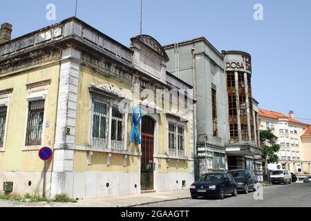 Façades non soignées de vieux bâtiments en bordure du centre historique, sur l'avenue du 5 octobre, Santarem, Portugal Banque D'Images